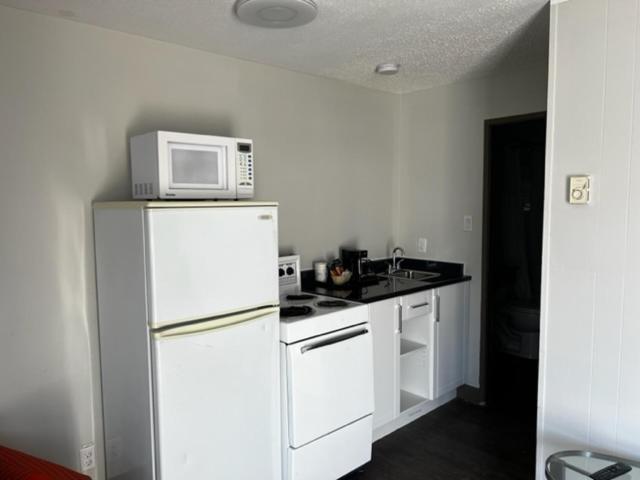Motel Super 8 By Wyndham Penticton Exterior foto